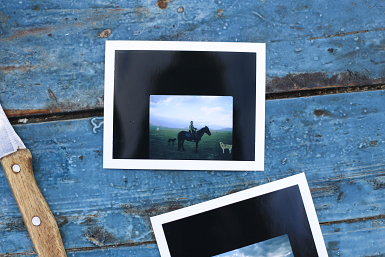 Polaroid fotootje op een blauwe tafol. Ik heb hierzo even een dik vette lange alinea in gezet zodat we kunnen zien wat er dan gebeurt. Natuurlijk vol onzin, want daar ben ik Nik voor. Als ik Nik niet was had ik al lang vet veel doekoes gehad maar ik ben w